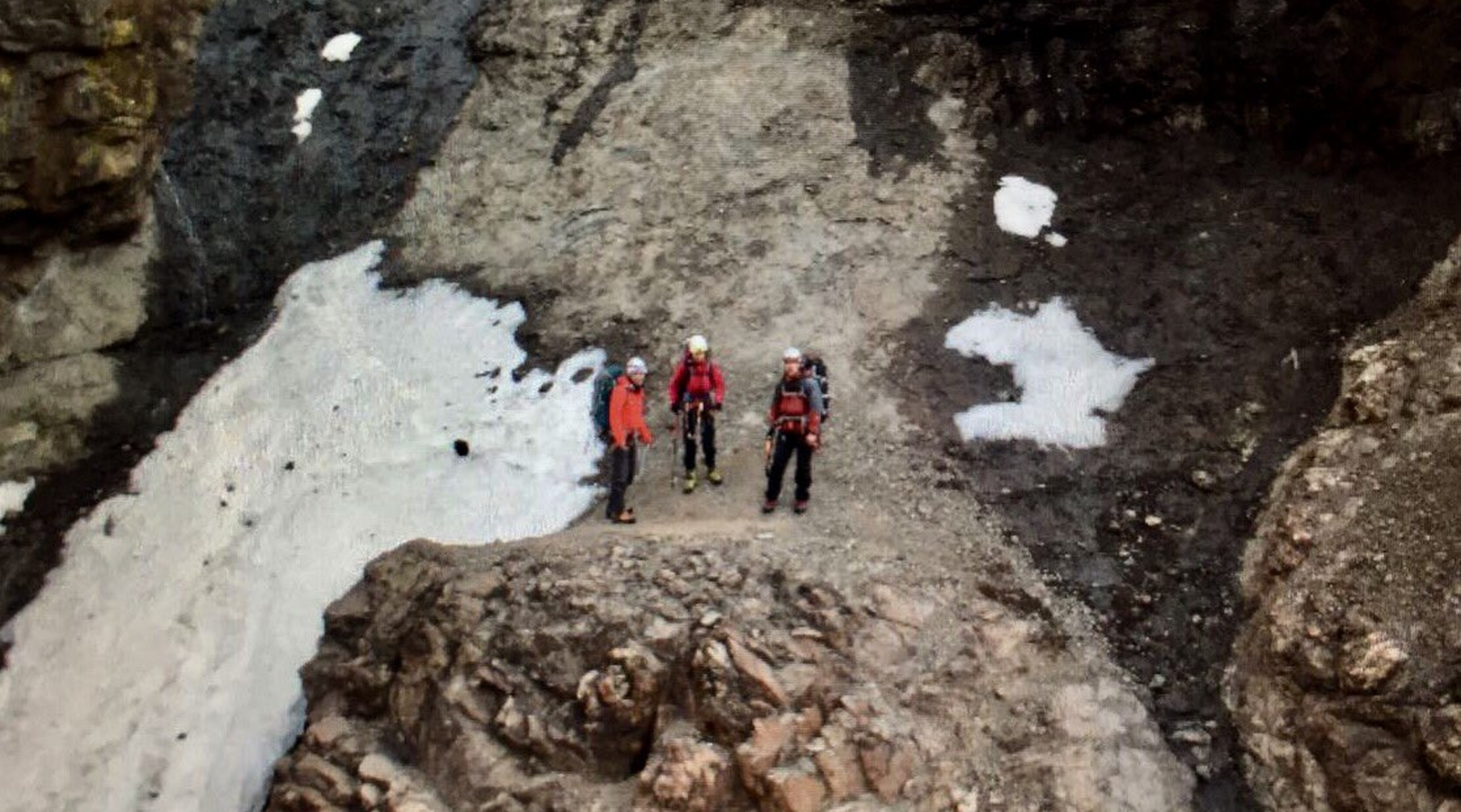 Encuentran con vida a los tres montañistas que se encontraban extraviados en la cordillera de Machalí