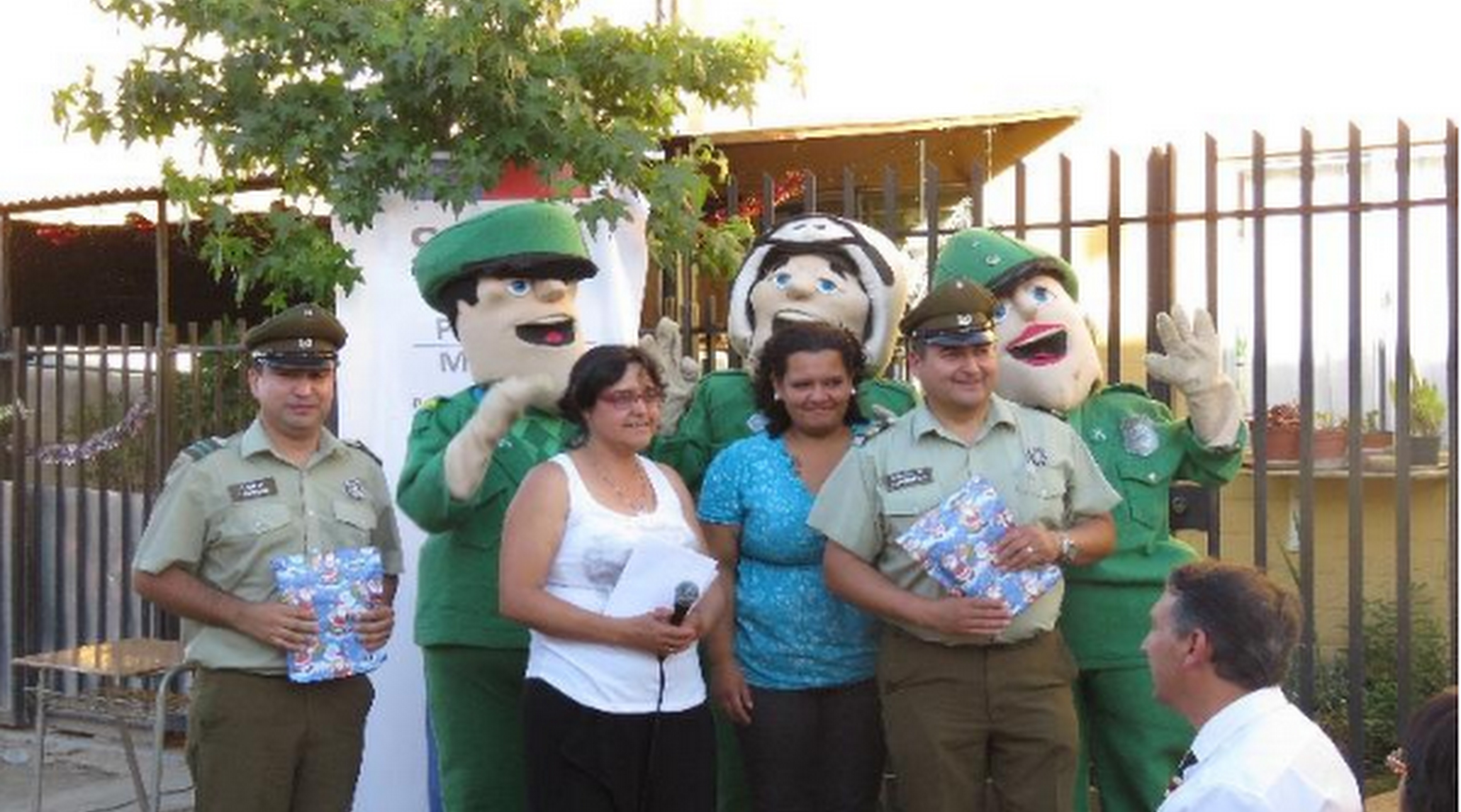Vecinos de Villa Machalí Plaza entregan reconocimiento a Oficina Comunitaria de Carabineros