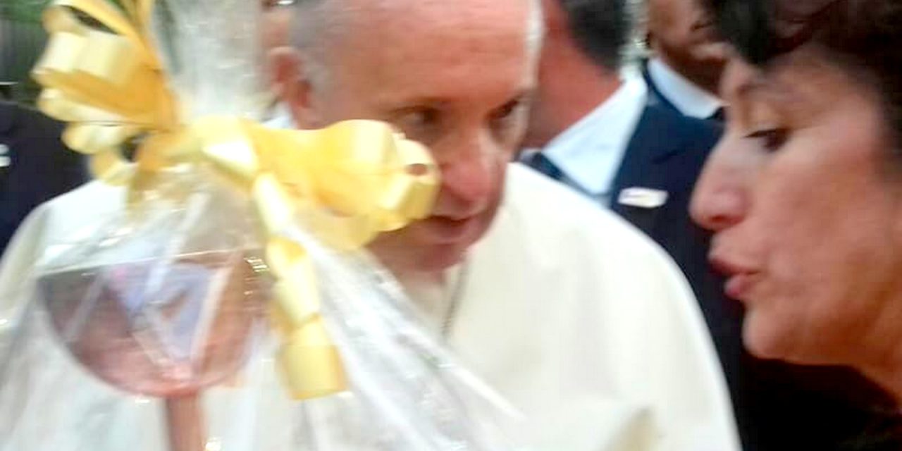 Papa Francisco recibió regalo de una machalina