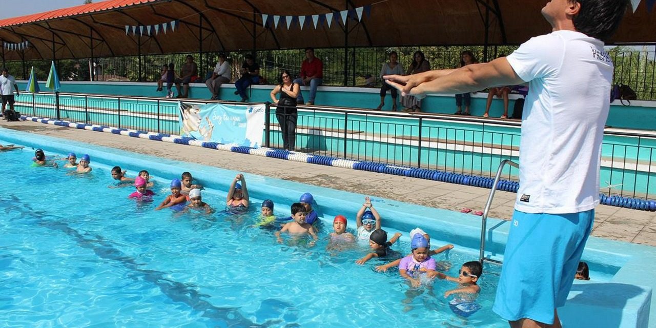 Por alta demanda toman medidas en cursos de natación de la piscina de Machalí