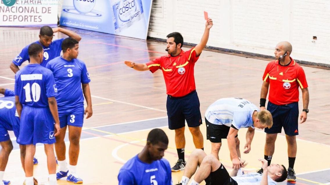 El Técnico machalino que triunfa como árbitro de balonmano