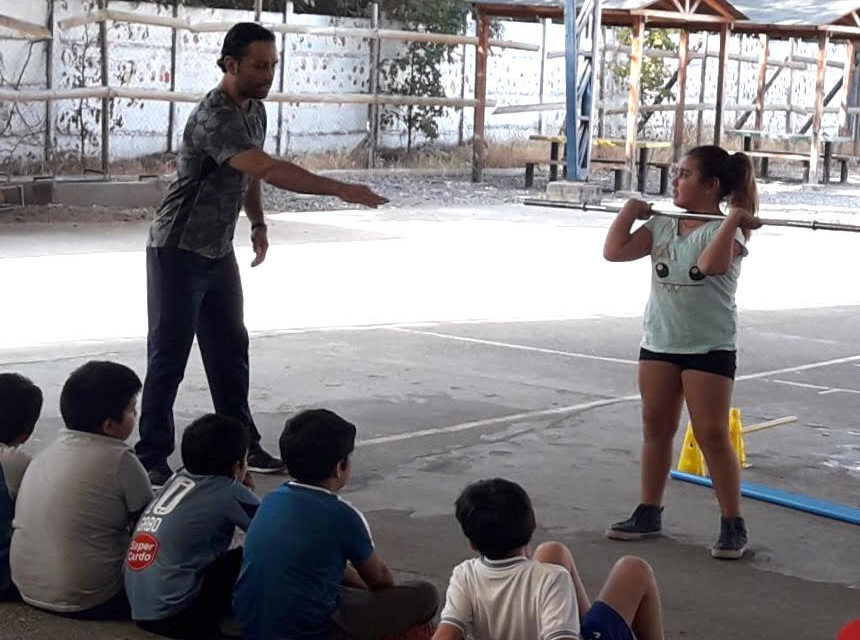 Los niños también levantan pesas en Machali