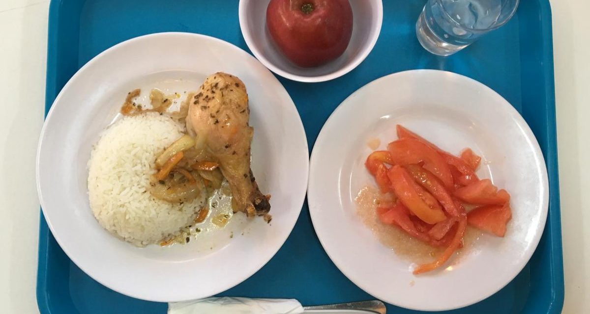 Fin de la bandeja escolar: estudiantes almorzarán en platos como en sus casas