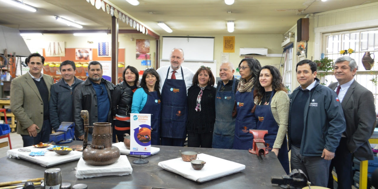 Ministro de Minería visitó Escuela de Orfebres de Coya