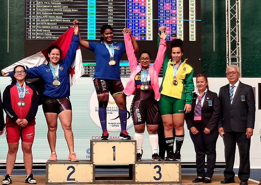 Levantadora de pesas machalina obtiene triple medalla de plata en Argentina