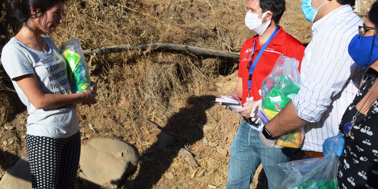 Entregan kits de higiene a familias del campamento Los Peumos de Machalí