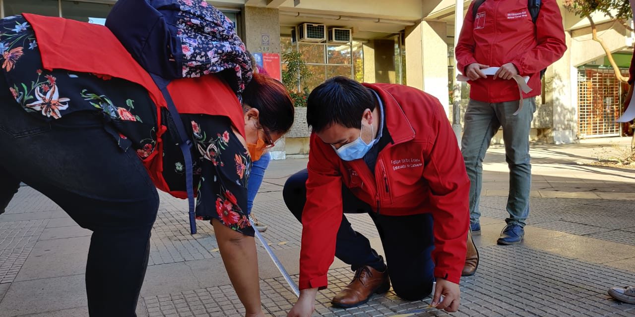 Jóvenes voluntarios realizan demarcación de distancia afuera de Chile atiende