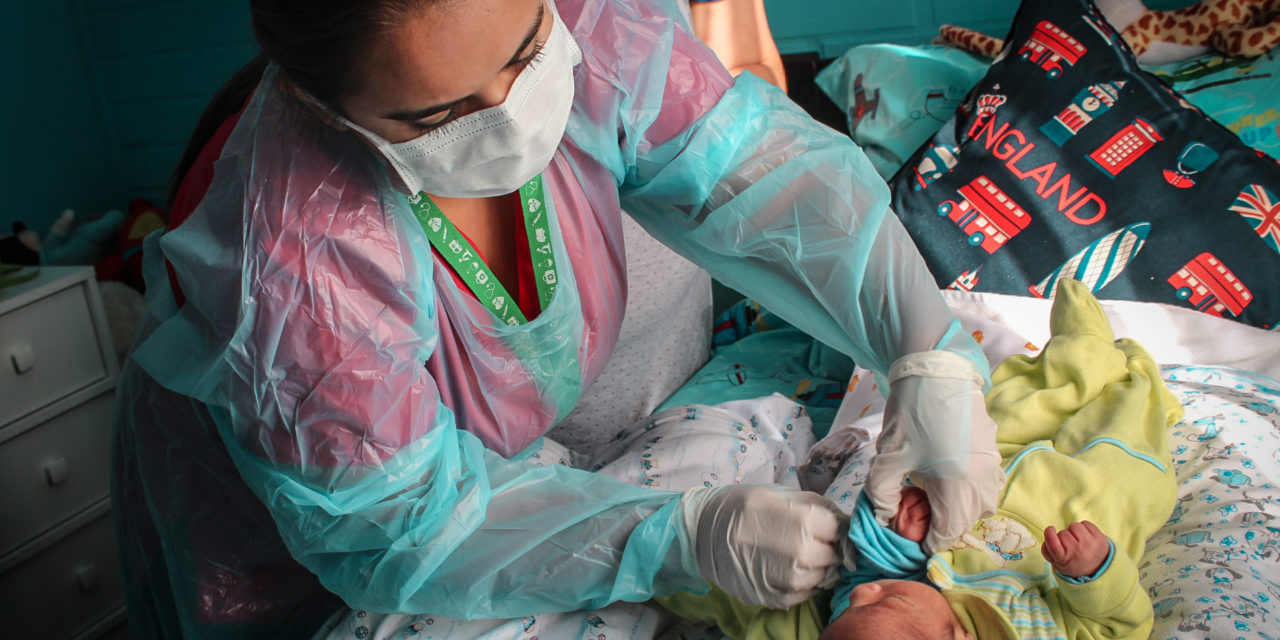 Matronas vacunan y toman exámenes a recién nacidos en sus domicilios