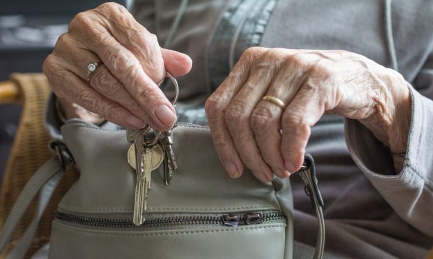Adultos mayores de 75 años podrán salir a caminar una hora