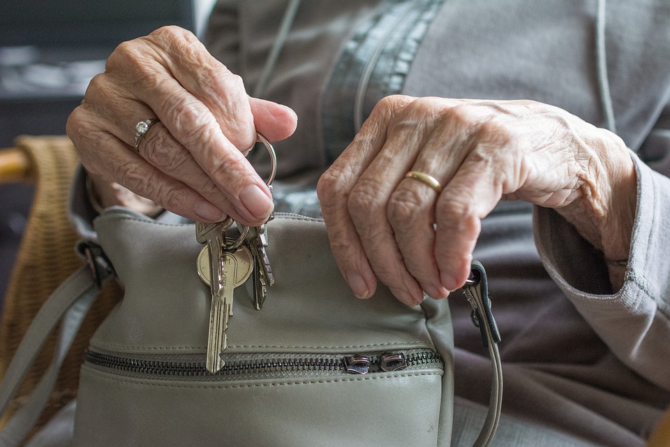 Adultos mayores de 75 años podrán salir a caminar una hora