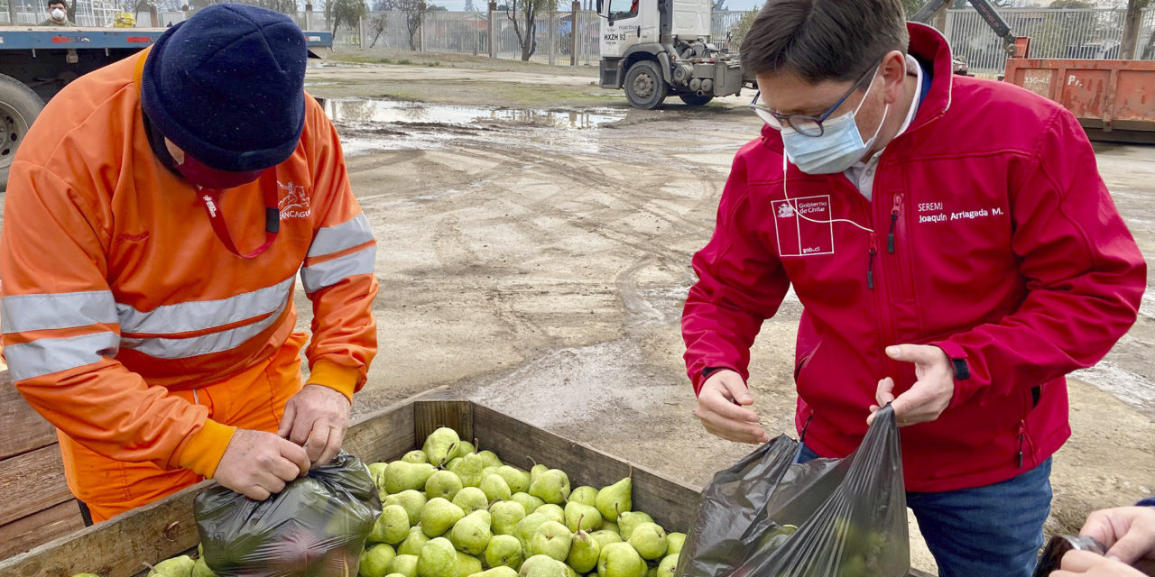 Agricultores donan más de 10 toneladas de frutas para comedores solidarios