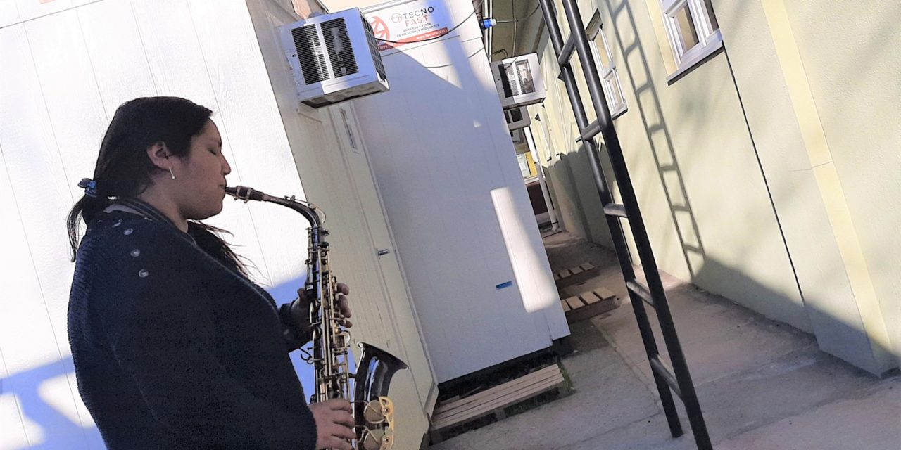 Nieta toca el saxofón a sus abuelos internados por coronavirus en Hospital San Fernando