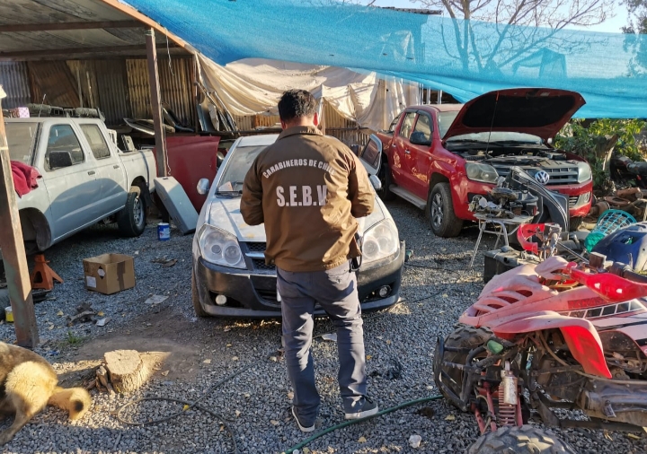 En Machali detienen a tres personas y recuperan camioneta robada