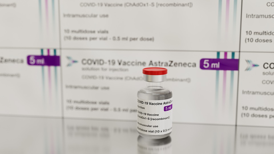 Menores de 45 que fueron vacunados con AstraZeneca serán inoculados con Pfizer