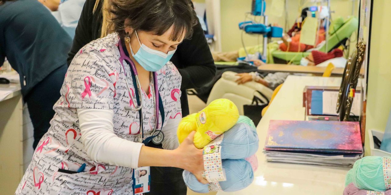 Campaña invita a donar lanas para que adultos mayores tejan mantas para pacientes oncológicos y recién nacidos