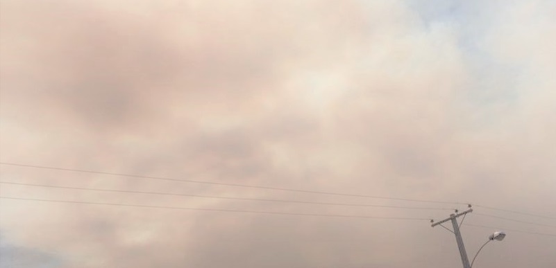 Machalí amanece cubierto de humo de incendio forestal