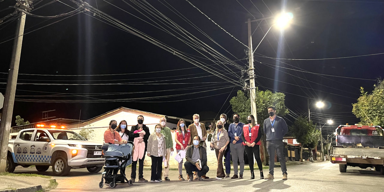 Familias del Barrio Santa Teresa de Machalí inspeccionan nueva red de iluminación en recorrido nocturno