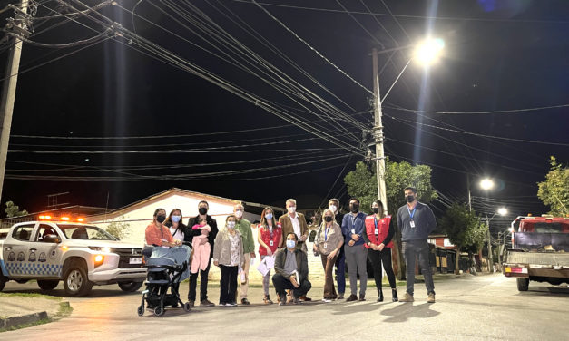 Familias del Barrio Santa Teresa de Machalí inspeccionan nueva red de iluminación en recorrido nocturno