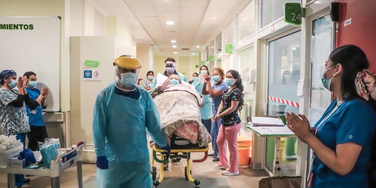 Paciente de 70 años recibe alta tras permanecer dos meses en UCI por COVID-19 en el Hospital Regional