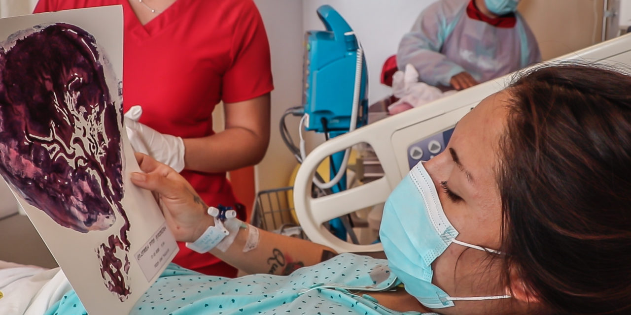 Mamitas reciben la impresión de sus placentas como recuerdo de su embarazo en el Hospital Regional