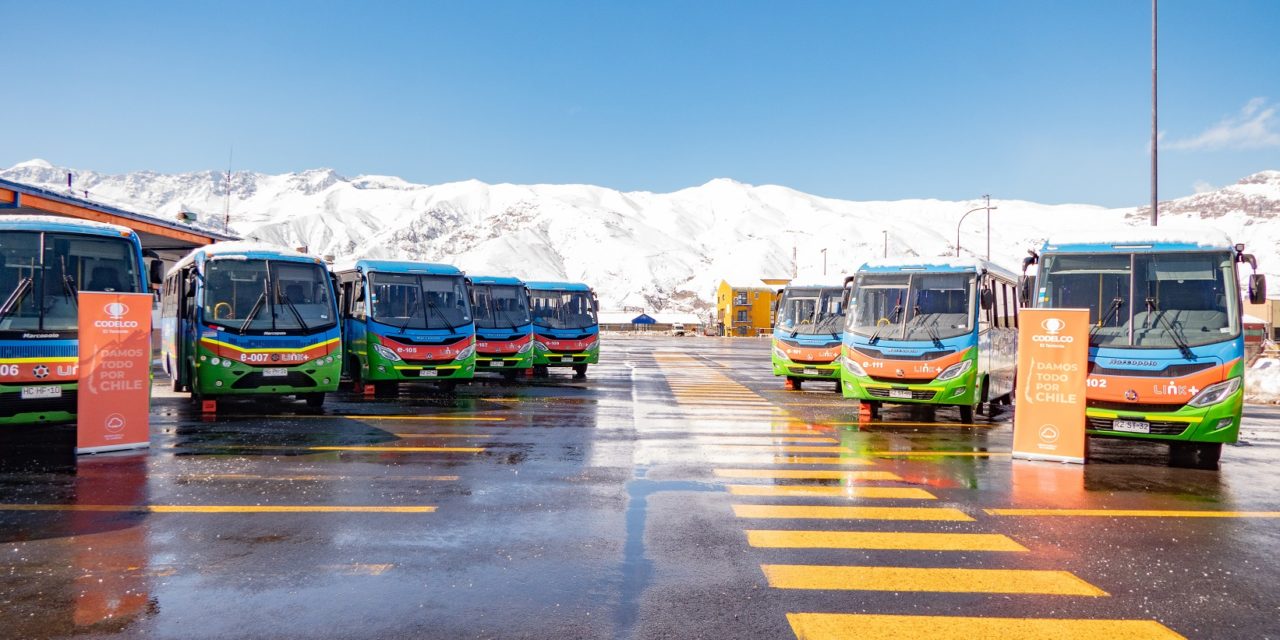 Trabajadores de El Teniente se transportan en los primeros buses eléctricos hechos en Chile