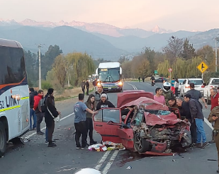 Un muerto y dos lesionadas deja colisión vehicular en Carretera del Cobre en Machali